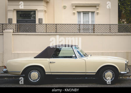 Convertible classique Mercedes voiture garée dans une rue de Londres (UK). Juillet 2017. Le format paysage. Banque D'Images