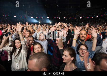 CLUJ NAPOCA, Roumanie - 19 NOVEMBRE 2017 : foule de personnes gaies danser et faire la fête pendant le We Love rétro Disco Party Banque D'Images