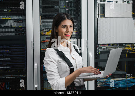 Portrait d'une femme dans la salle de serveur Banque D'Images