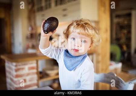 Bébé garçon dans la cuisine. Banque D'Images