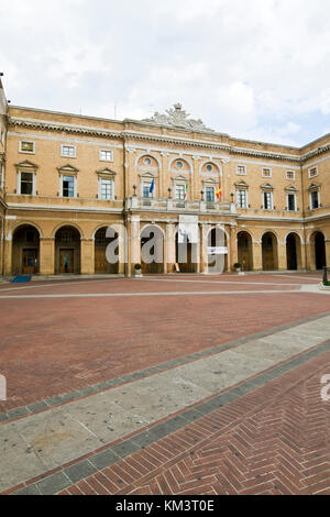 Piazza Giacomo Leopardi, Recanati, Marches, Italie Banque D'Images