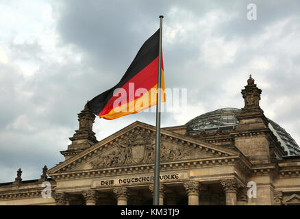 Berlin, Allemagne - le 18 août 2017 : palais du Reichstag à Berlin avec grand drapeau allemand. le grand dévouement du texte sur l'entrée principale dem deutschen vol Banque D'Images