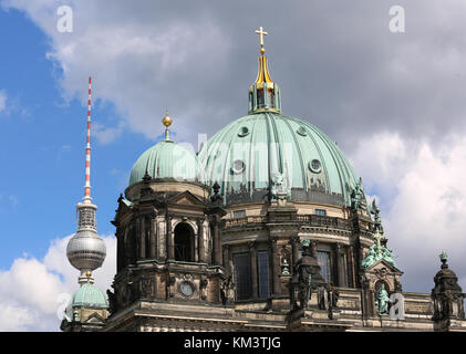 Berlin, Allemagne - 19 août 2017 : dôme de la cathédrale de berlin et en arrière-plan la tour de télévision moderne appelée fernsehturm Banque D'Images
