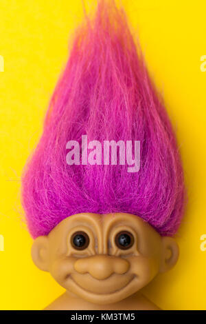 Londres, UK - 4 décembre 2017 : un troll d'origine figure jouet en plastique avec des cheveux colorés. première produite au Danemark par Thomas dam Banque D'Images