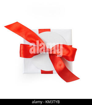 Maquette de Noël boîte-cadeau enveloppé dans du papier et avec un arc rouge isolé sur fond blanc, chemin de détourage inclus Banque D'Images