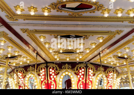 Vintage carousel horse ; neon light Détails au Luna park Banque D'Images