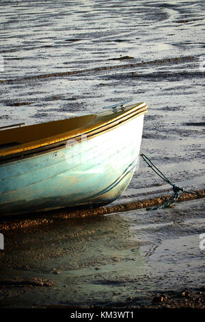 Bateau en bois Turquoise, amarré à marée basse. Banque D'Images