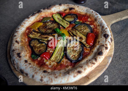 La Pizza italienne authentique sur surface rustique Banque D'Images
