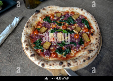 La Pizza italienne authentique sur surface rustique Banque D'Images