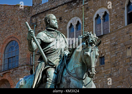 Statue équestre en bronze de Cosme Ier de Giambologna 1594 sur la Piazza della Signoria Florence Italie italien ( Cosimo I de' Medici (12 juin 1519 - 21 avril 1574) était le deuxième Duc de Florence de 1537 jusqu'à 1569, quand il est devenu le premier Grand-duc de Toscane. ) Banque D'Images