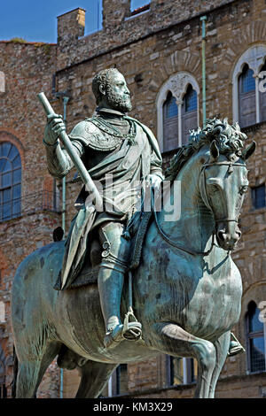 Statue équestre en bronze de Cosme Ier de Giambologna 1594 sur la Piazza della Signoria Florence Italie italien ( Cosimo I de' Medici (12 juin 1519 - 21 avril 1574) était le deuxième Duc de Florence de 1537 jusqu'à 1569, quand il est devenu le premier Grand-duc de Toscane. ) Banque D'Images