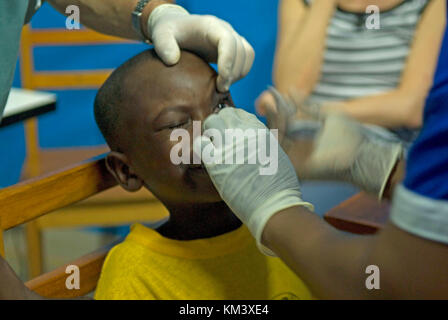 L'examen des yeux dans l'hôpital. combonienne comboni centre est un centre multifonctionnel au sein de l'école et la santé, sogakofe, région de la Volta, au Ghana, à l'ouest Banque D'Images