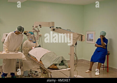 Surgeons performing en salle d'opération de l'hôpital hôpital de Comboni. Le centre de Comboni est un centre multifonctionnel au sein de l'école et healthc Banque D'Images