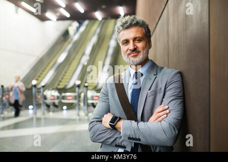 Man sur une station de métro. Banque D'Images