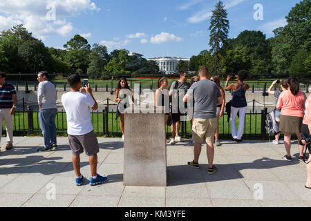 L'étape zéro (zéro mile marker) monument situé juste au sud de la Maison Blanche, Washington, D.C., United States. Banque D'Images