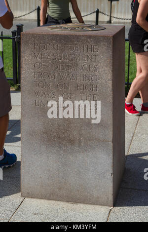 L'étape zéro (zéro mile marker) monument situé juste au sud de la Maison Blanche, Washington, D.C., United States. Banque D'Images