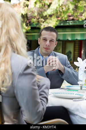 Businesspeople having lunch in restaurant Banque D'Images