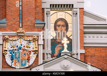 Mir, Biélorussie. Blason et visage mosaïque du Christ sur le mur de la chapelle-chapelle-caveau-sépulture de la famille Svyatopolk-Mirsky à Mir, Biélorussie. Journée d'été ensoleillée. LAN Banque D'Images