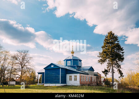 Golovintsy, district de Gomel, région de Gomel, Biélorussie. Ancienne église orthodoxe en bois de la protection de la Sainte Vierge, église d'intercession à Sunny Sprin Banque D'Images