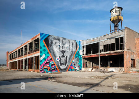 Detroit, Michigan - un bâtiment industriel délabré avec une peinture d'un lion sur le marché de l'Est. Banque D'Images