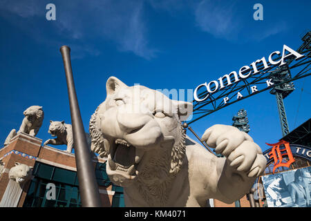 Detroit, Michigan - tigres béton gardent l'entrée de Comerica Park, domicile de l'équipe de baseball des Detroit Tigers. Banque D'Images