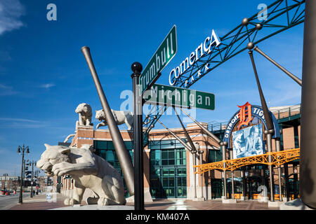 Detroit, Michigan - une plaque de rue de la Michigan & trumbull, l'emplacement de l'ancien tiger stadium, se dresse en face de la maison neuve des Detroit Tigers, comeri Banque D'Images