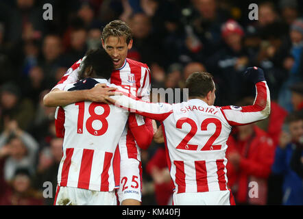 Stoke City's Mame Biram Diouf fête marquant son premier but de côtés du jeu avec Stoke City, Peter Crouch et Xherdan Shaqiri de Stoke City lors de la Premier League match à la BET35 Stadium, Stoke-on-Trent. Banque D'Images