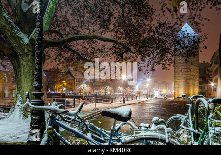 Bicyclettes couvert de neige dans la rue, Strasbourg, vue de nuit, le temps de Noël, france Banque D'Images