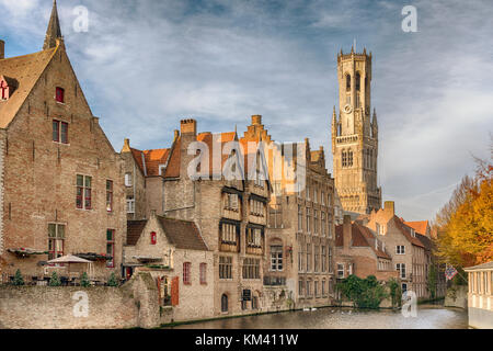 Les bâtiments de bruges, canal et beffroi en novembre sunshine Banque D'Images