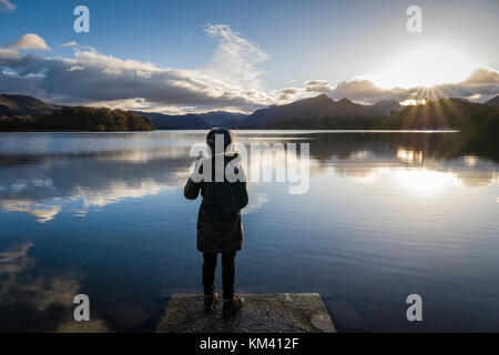 Woman looking out sur Derwentwater, Lake District, près de la ville de Keswick. Banque D'Images