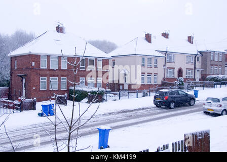 Sheffield, UK - 29 janvier : une tempête couvre la route dans la glace et la neige rendant difficile la conduite le 29 Jan 2015 sur Hastilar Road South, Sheffield UK Banque D'Images