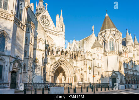 La Royal Courts of Justice London Royal Courts of Justice exterior England uk rendez-europe Banque D'Images