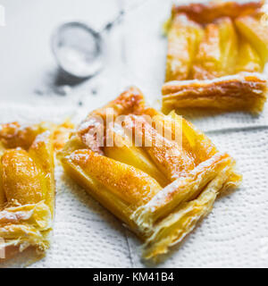 Tarte aux pommes sur fond blanc Banque D'Images