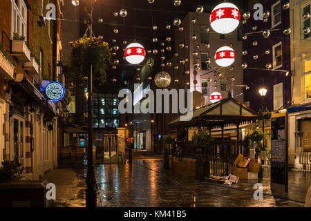 Londres, UK - Décembre 2nd, 2017 : les lumières de Noël sur barrett street, une destination populaire pour les acheteurs de west end, attirent des milliers de Londoniens et t Banque D'Images