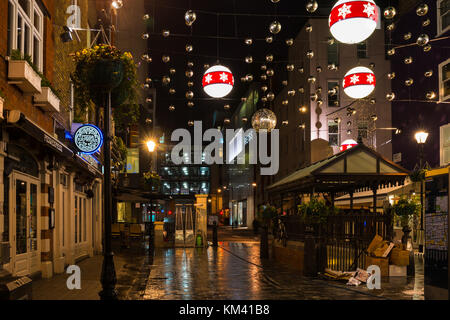 Londres, UK - Décembre 2nd, 2017 : les lumières de Noël sur barrett street, une destination populaire pour les acheteurs de west end, attirent des milliers de Londoniens et t Banque D'Images