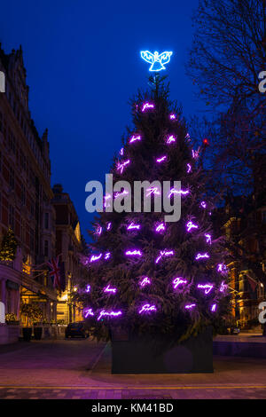 Londres, Royaume-Uni - 30 novembre 2017 : arbre de Noël sur mount street à Mayfair, Londres, conçu par Tracey Emin cbe - un artiste contemporain connu Banque D'Images