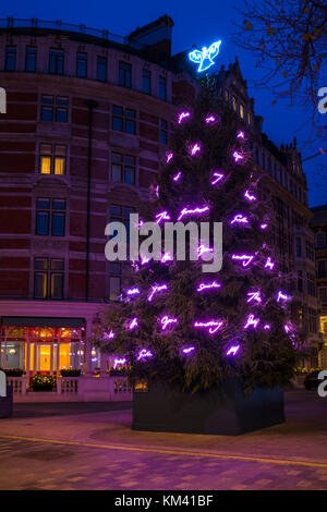 Londres, Royaume-Uni - 30 novembre 2017 : arbre de Noël sur mount street à Mayfair, Londres, conçu par Tracey Emin cbe - un artiste contemporain connu Banque D'Images