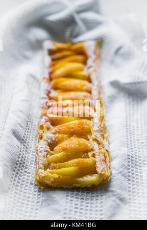Tarte aux pommes sur fond blanc Banque D'Images