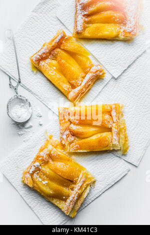 Tarte aux pommes sur fond blanc Banque D'Images