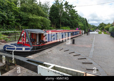 Un grand classique s'élève dans une écluse sur le canal de Coventry, Staffordshire, Angleterre. Banque D'Images