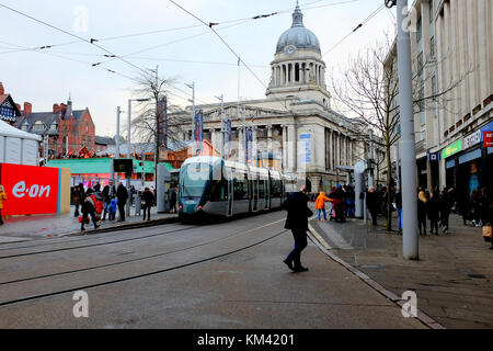 Nottingham, Nottinghamshire, Angleterre. Le 02 décembre 2017. Les personnes en attente pour le tramway sur la place du vieux marché en face de la chambre du conseil à Nottingham je Banque D'Images