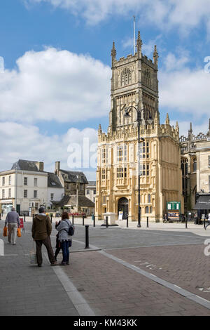 La place du marché dans le centre-ville de Cirencester, Gloucestershire, Royaume-Uni. sur une journée ensoleillée, montrant l'église de St Jean le Baptiste. Banque D'Images