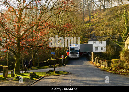 Un très grand camion dans une situation difficile sur un petit pont dans le lake district Banque D'Images