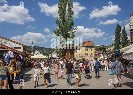 Sarajevo, Bosnie-Herzégovine - le 18 août 2017 : le centre-ville de Sarajevo de jour en été, avec la fontaine sebilj et les gens autour de Banque D'Images