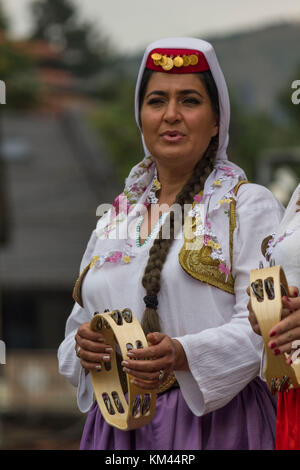 SARAJEVO, Bosnie-herzégovine - 20 août 2017 : Portrait d'un musicien de Bosnie vêtements traditionnels Banque D'Images