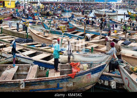 Bateaux de pêche au port d'Elmina, Ghana, Afrique Banque D'Images