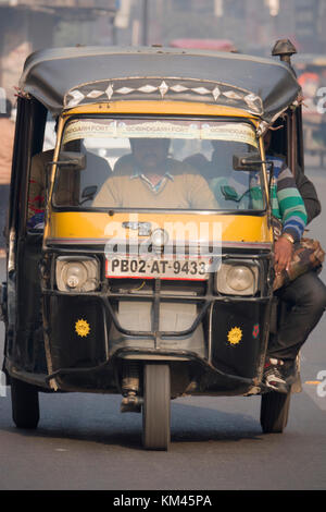 Auto rickshaw transporte des passagers, à Amritsar, Punjab Banque D'Images