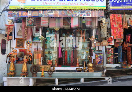 Boutique de souvenirs vend des antiquités à Udaipur en Inde. Banque D'Images