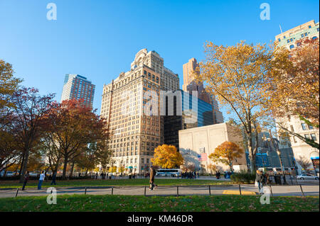 La ville de New York, USA - Nov 12, 2011 : bâtiments Manhattan vue depuis Battery Park à l'automne Banque D'Images