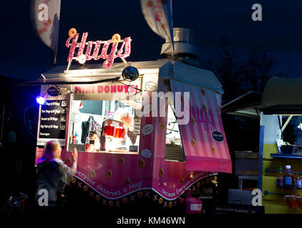 'Hugs' camion alimentaire, servant des mini-beignes, au Marché de nuit de chantiers navals à North Vancouver, BC, Canada la nuit. Banque D'Images